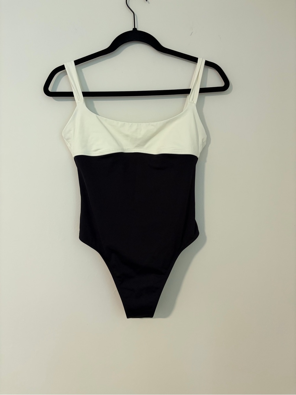 l*space Descanso Color Block White and Black Scoop One-Piece Swimsuit - Picture 5 of 7